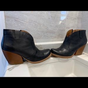 Leather Bootie in black